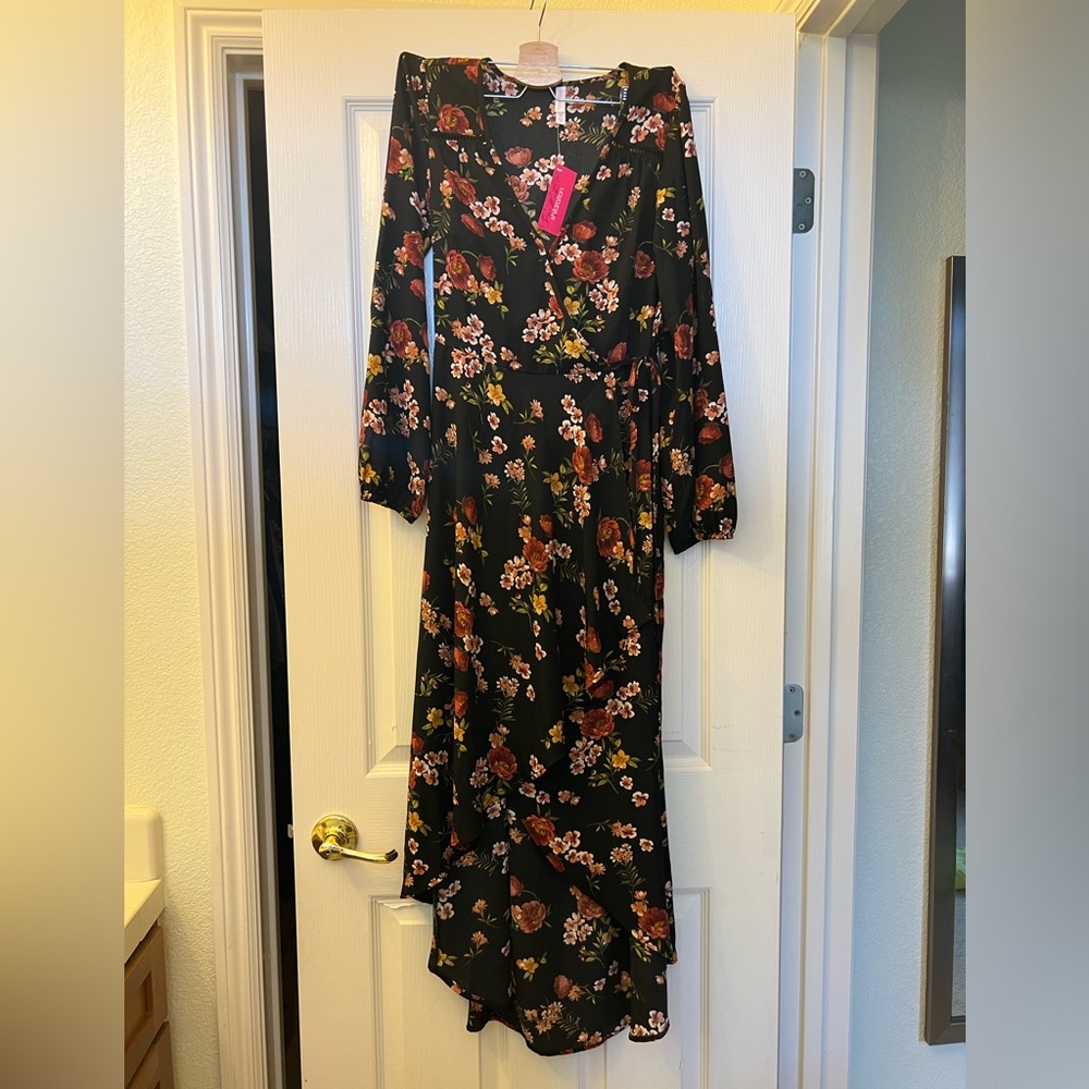 Floral long sleeves dress.
